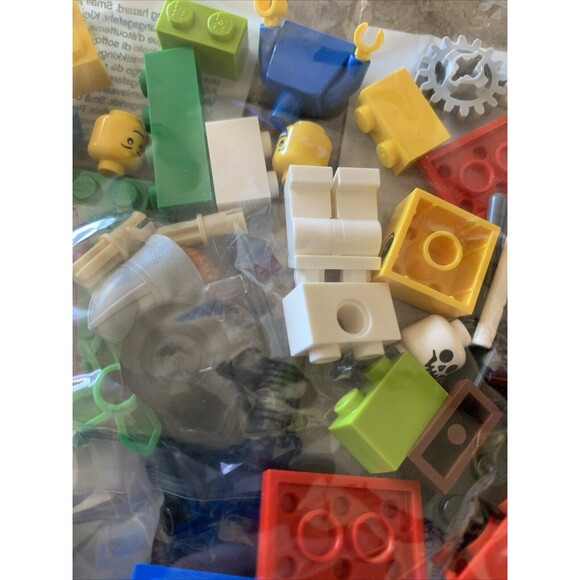 Lego Education 9338 Mini Kit 57 pcs with Mini-figures 2010 New in Sealed Polybag - Picture 3 of 5